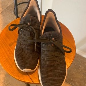 Women’s Adidas Cloudfoam tennis shoes